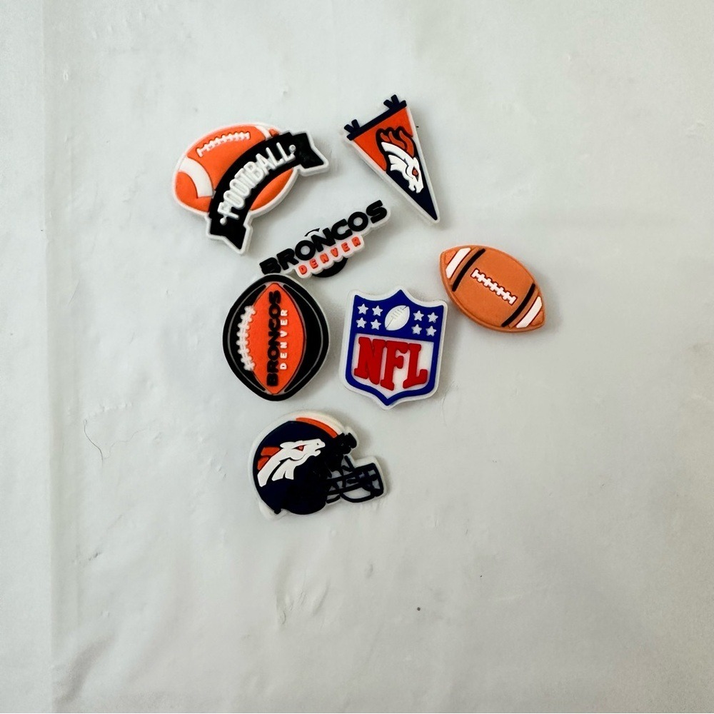 Denver Broncos NFL Football Helmet Pennant Shoe Charms Set‎